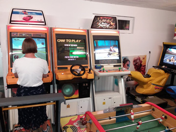 Une joueuse d'arcade